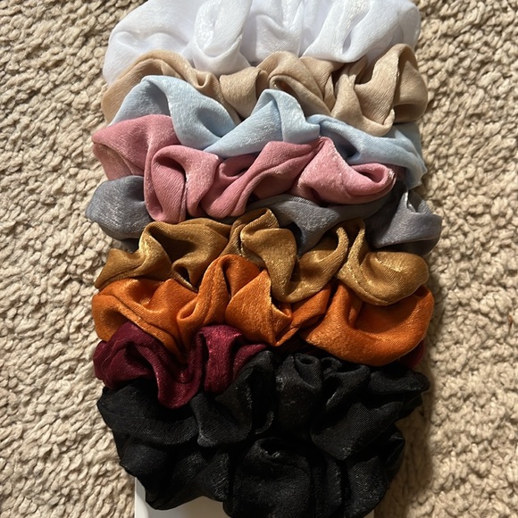 Hair accessories/hair tie bundle - Picture 4 of 5